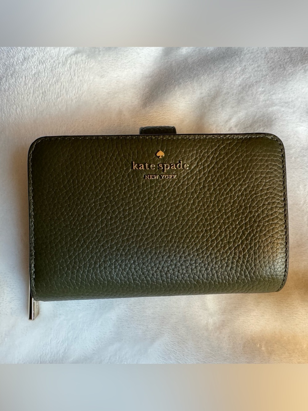 kate spade Enchanted Green Pebbled Leather Bifold Wallet with Gold Logo NWT